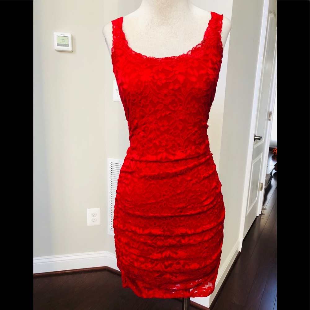 GORGEOUS FIGURE HUGGING DRESS - Picture 4 of 6